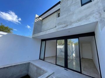 CASA EN VENTA EN MÉRIDA, PRIVADA COPO 308, ALBERCA Y ACABADOS DE LUJO.