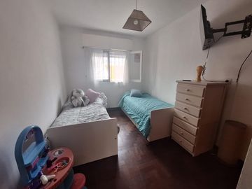 Chaco 500. Villa Primera. Casa 3 ambientes con cochera.
