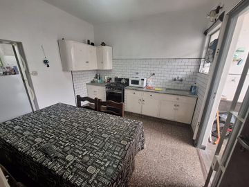 Chaco 500. Villa Primera. Casa 3 ambientes con cochera.