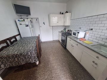Chaco 500. Villa Primera. Casa 3 ambientes con cochera.