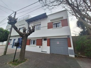 Chaco 500. Villa Primera. Casa 3 ambientes con cochera.