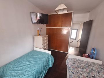 Chaco 500. Villa Primera. Casa 3 ambientes con cochera.