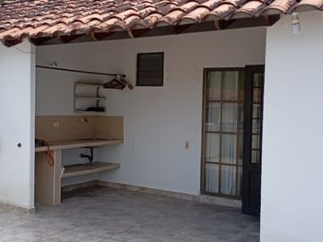 casa en arriendo en avenida sur. Cod A118720