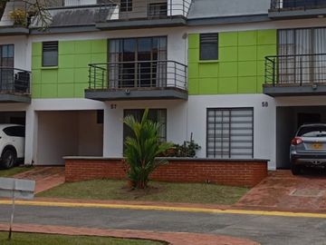 casa en arriendo en avenida sur. Cod A118720