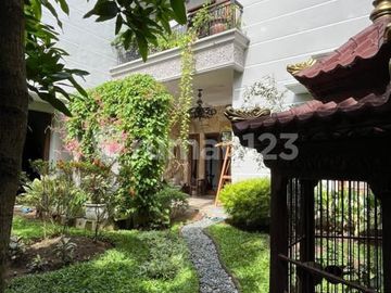 Rumah Mewah Furnished Ada Kolam Ikan Tengah Kota Solo