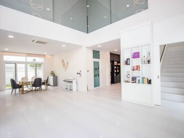 THE MINIMALUXE - Minimalism Meets Luxury