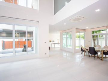 THE MINIMALUXE - Minimalism Meets Luxury