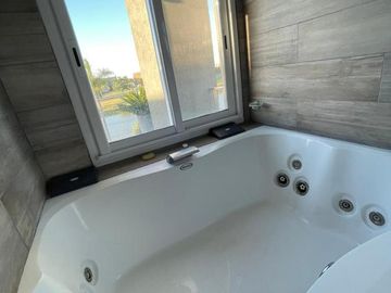 Casa de 5 ambientes con dependencia y cochera en venta en barrio El Cantón - Escobar