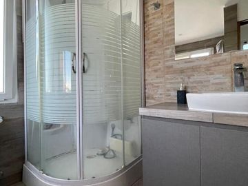 Casa de 5 ambientes con dependencia y cochera en venta en barrio El Cantón - Escobar