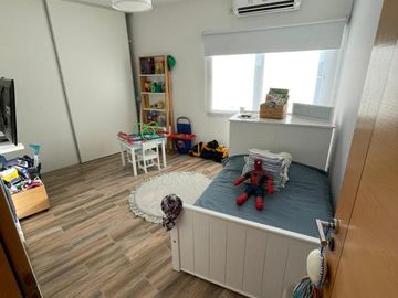 Casa de 5 ambientes con dependencia y cochera en venta en barrio El Cantón - Escobar