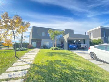 Casa de 5 ambientes con dependencia y cochera en venta en barrio El Cantón - Escobar