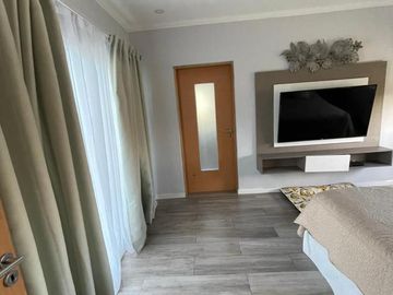 Casa de 5 ambientes con dependencia y cochera en venta en barrio El Cantón - Escobar