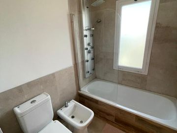 Casa de 5 ambientes con dependencia y cochera en venta en barrio El Cantón - Escobar