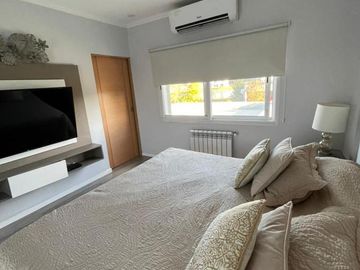 Casa de 5 ambientes con dependencia y cochera en venta en barrio El Cantón - Escobar