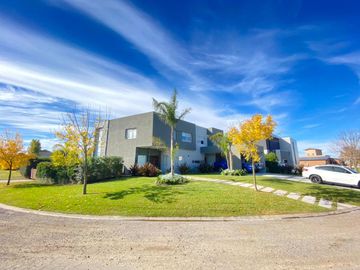 Casa de 5 ambientes con dependencia y cochera en venta en barrio El Cantón - Escobar