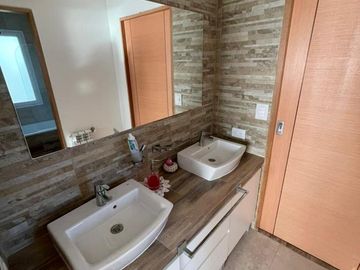 Casa de 5 ambientes con dependencia y cochera en venta en barrio El Cantón - Escobar