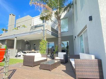 Casa de 5 ambientes con dependencia y cochera en venta en barrio El Cantón - Escobar
