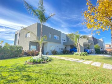 Casa de 5 ambientes con dependencia y cochera en venta en barrio El Cantón - Escobar