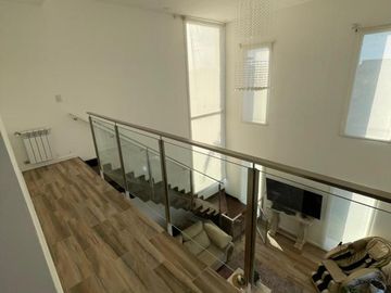 Casa de 5 ambientes con dependencia y cochera en venta en barrio El Cantón - Escobar