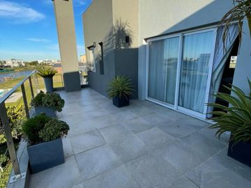 Casa de 5 ambientes con dependencia y cochera en venta en barrio El Cantón - Escobar