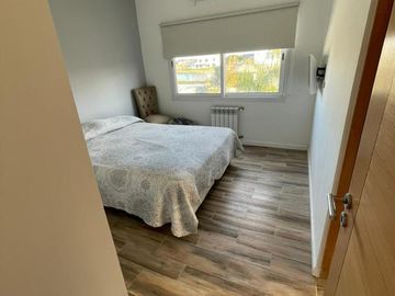 Casa de 5 ambientes con dependencia y cochera en venta en barrio El Cantón - Escobar