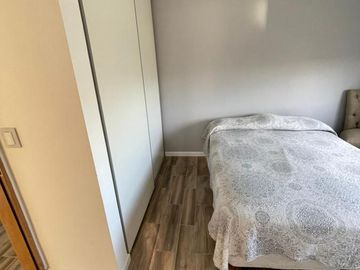 Casa de 5 ambientes con dependencia y cochera en venta en barrio El Cantón - Escobar