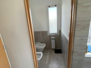 Casa de 5 ambientes con dependencia y cochera en venta en barrio El Cantón - Escobar