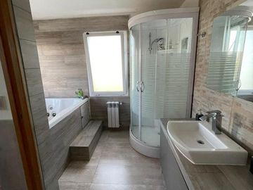 Casa de 5 ambientes con dependencia y cochera en venta en barrio El Cantón - Escobar