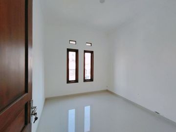 RUMAH BARU DEKAT UGM DI JALAN KALIURANG KM 9 DALAM LINGKUNGAN CLUSTER