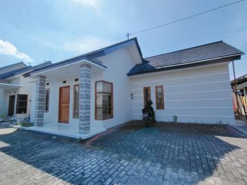 RUMAH BARU DEKAT UGM DI JALAN KALIURANG KM 9 DALAM LINGKUNGAN CLUSTER