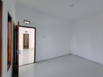 RUMAH BARU DEKAT UGM DI JALAN KALIURANG KM 9 DALAM LINGKUNGAN CLUSTER