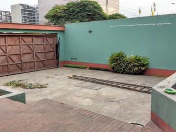 ALQUILO CASA-OFICINA URB. LA RIVERA DE MONTERRICO –LA MOLINA