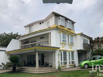 Casa en Venta con Alberca y Jardín en Zona Norte de Cuernavaca.
