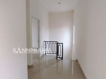 RN Rumah 2 Lantai di Pinggir Jalan Muhctar Sawangan Cluster