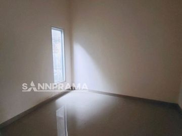 RN Rumah 2 Lantai di Pinggir Jalan Muhctar Sawangan Cluster