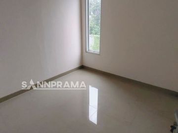 RN Rumah 2 Lantai di Pinggir Jalan Muhctar Sawangan Cluster