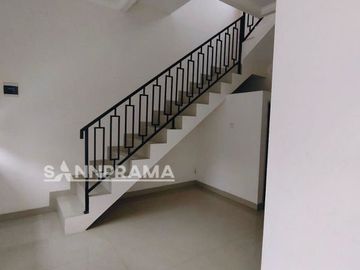 RN Rumah 2 Lantai di Pinggir Jalan Muhctar Sawangan Cluster