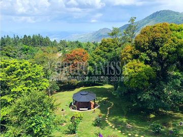Se Vende Moderna y Amplia Casa en Altos del Maria