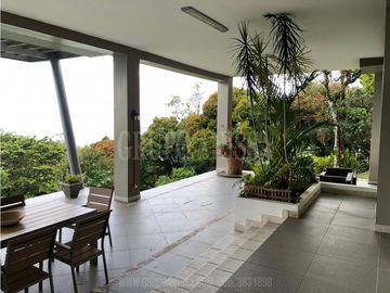 Se Vende Moderna y Amplia Casa en Altos del Maria