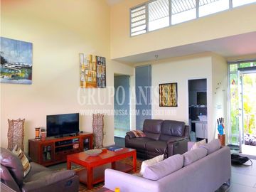 Se Vende Moderna y Amplia Casa en Altos del Maria