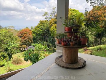 Se Vende Moderna y Amplia Casa en Altos del Maria