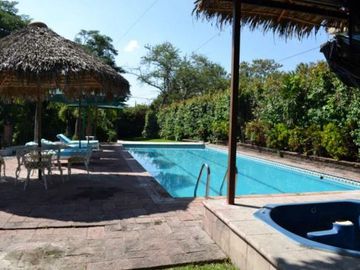 Casa Terreno Finca Huerta con  Alberca Cancha de Tenis, Todos los Servicios