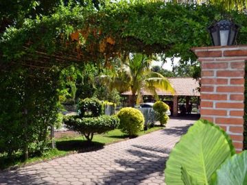 Casa Terreno Finca Huerta con  Alberca Cancha de Tenis, Todos los Servicios