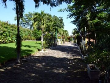 Casa Terreno Finca Huerta con  Alberca Cancha de Tenis, Todos los Servicios