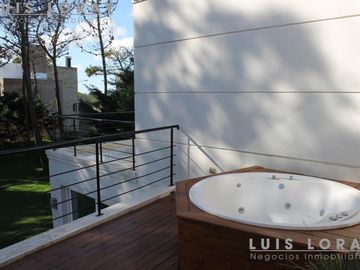 Chalet de estilo Neo Clásico construido en altura en el médano.