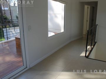Chalet de estilo Neo Clásico construido en altura en el médano.