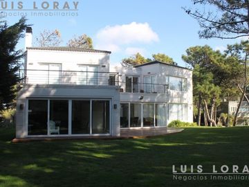 Chalet de estilo Neo Clásico construido en altura en el médano.