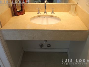 Chalet de estilo Neo Clásico construido en altura en el médano.