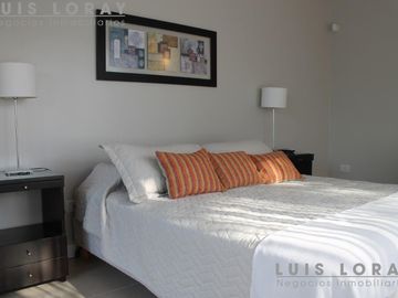 Chalet de estilo Neo Clásico construido en altura en el médano.