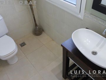 Chalet de estilo Neo Clásico construido en altura en el médano.